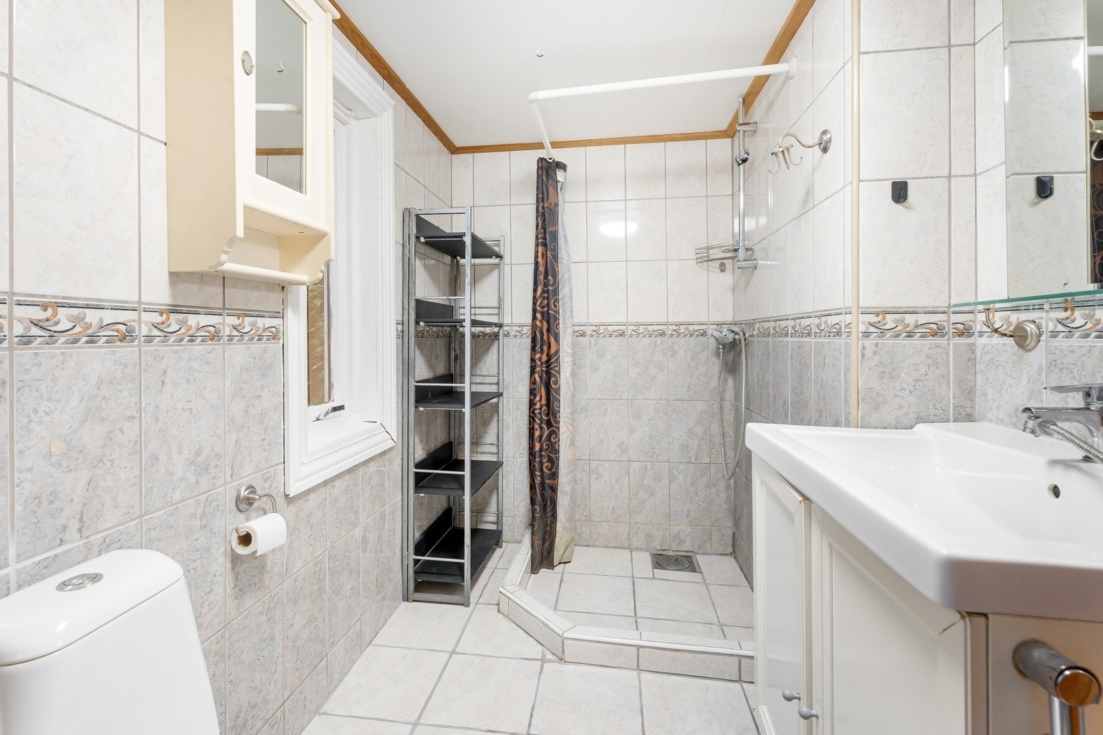 Bad innredet med dusj, servant og WC. Galleribilde