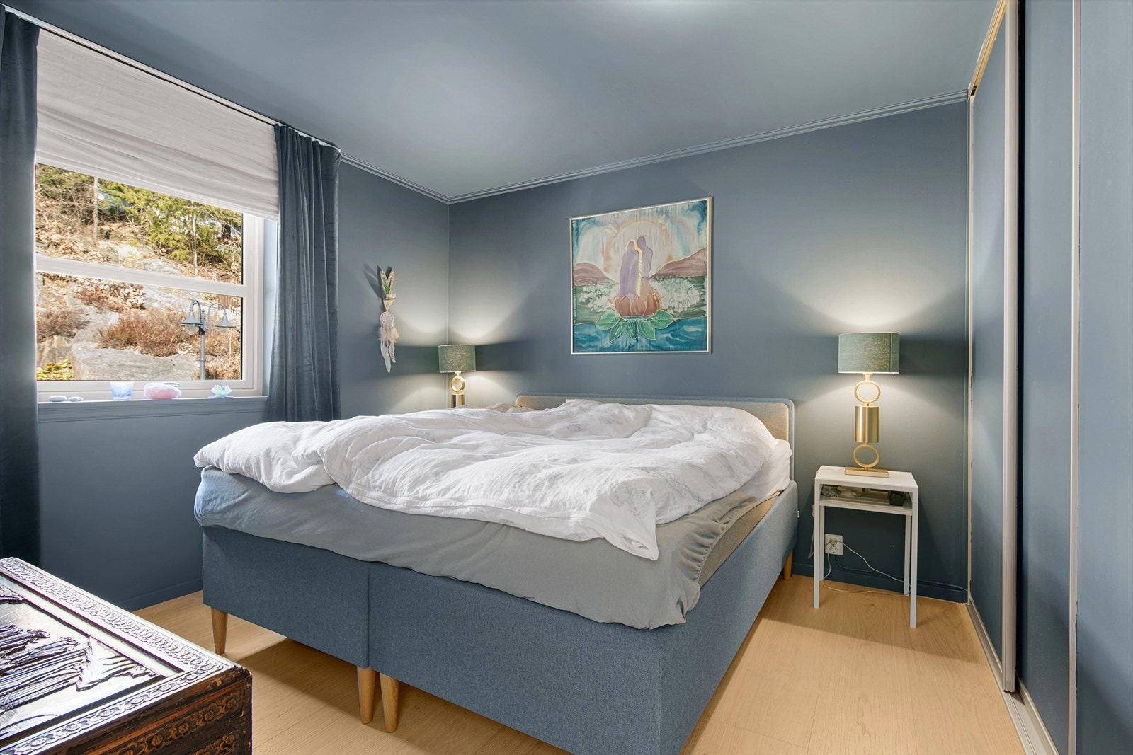 Det er 2 soverom i 1. etg. Begge er romslige, det ene har skyvedørsgarderobe. Galleribilde