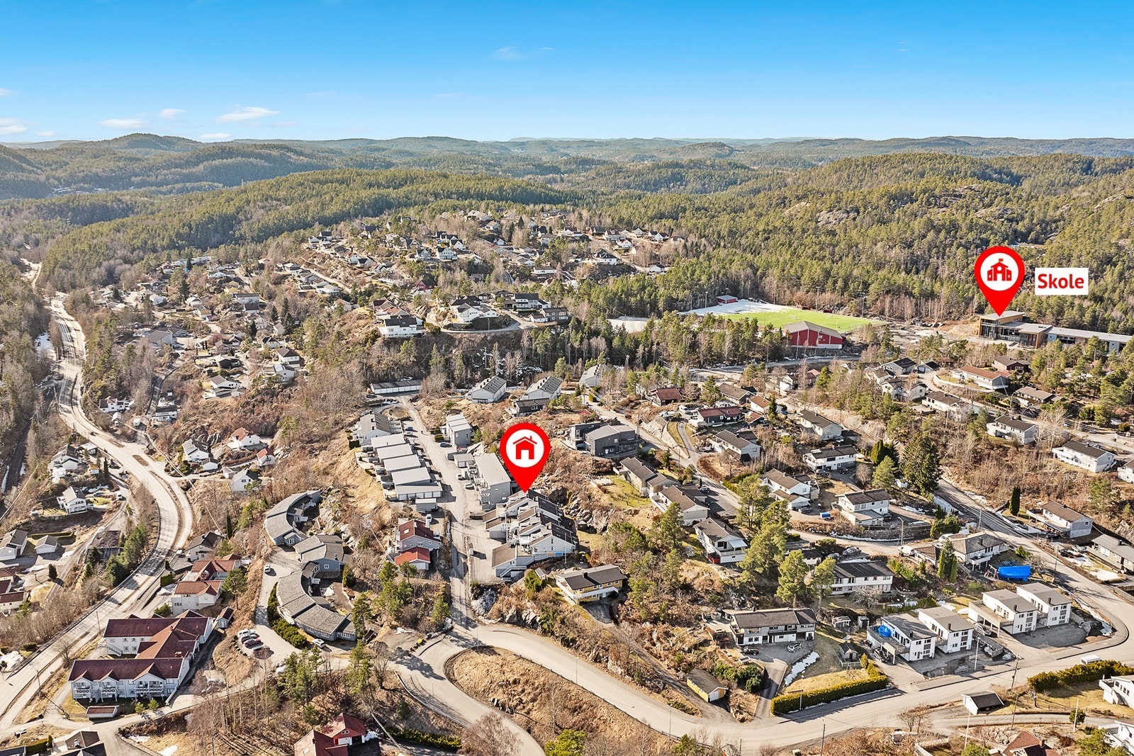 Fra leiligheten er det kun 5 minutter gange til Helle barneskole, og drøye 8-10 min til barnehage. Hele veien bort til skolen er på bilfri sti/gangfelt. Galleribilde
