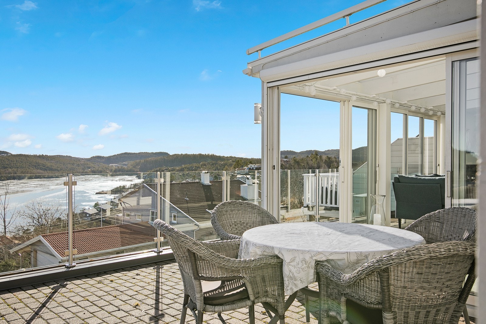 Fra både veranda, vinterhage, stue og kjøkken kan du kan nyte Hellefjorden fra "øst til vest". Galleribilde