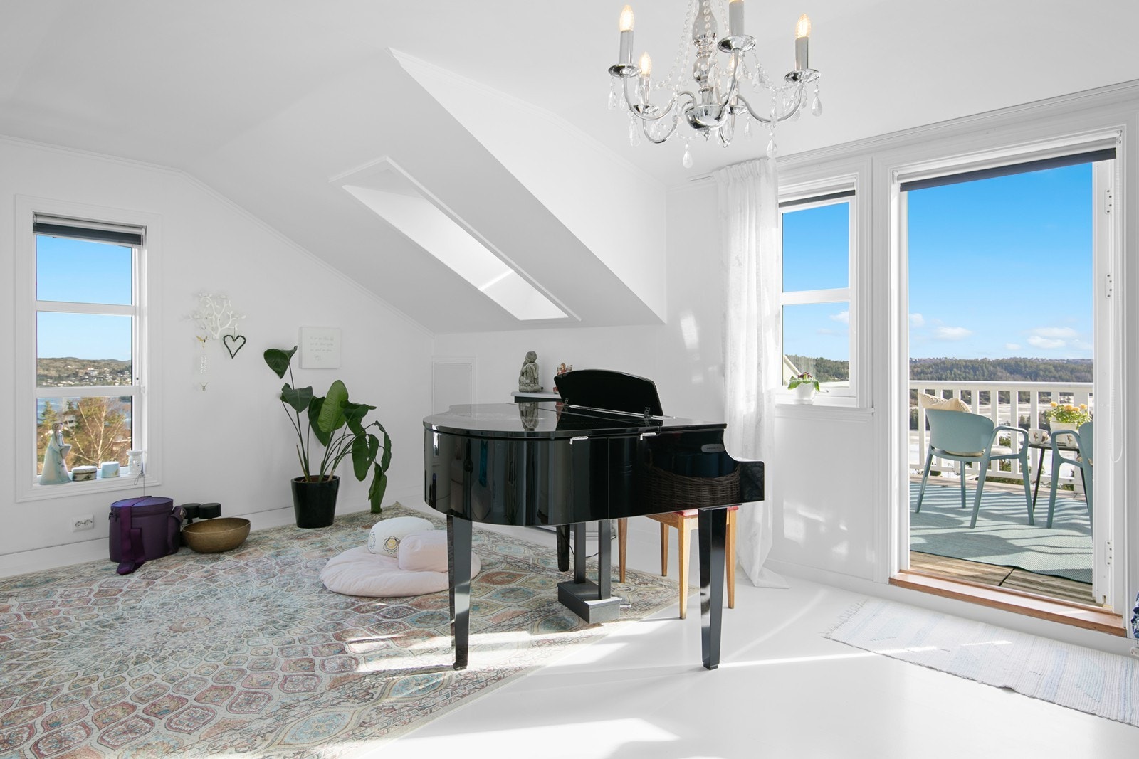 Loftstuen har utgang til balkong, hvor du har en sjelden god utsikt til Hellefjorden. Galleribilde