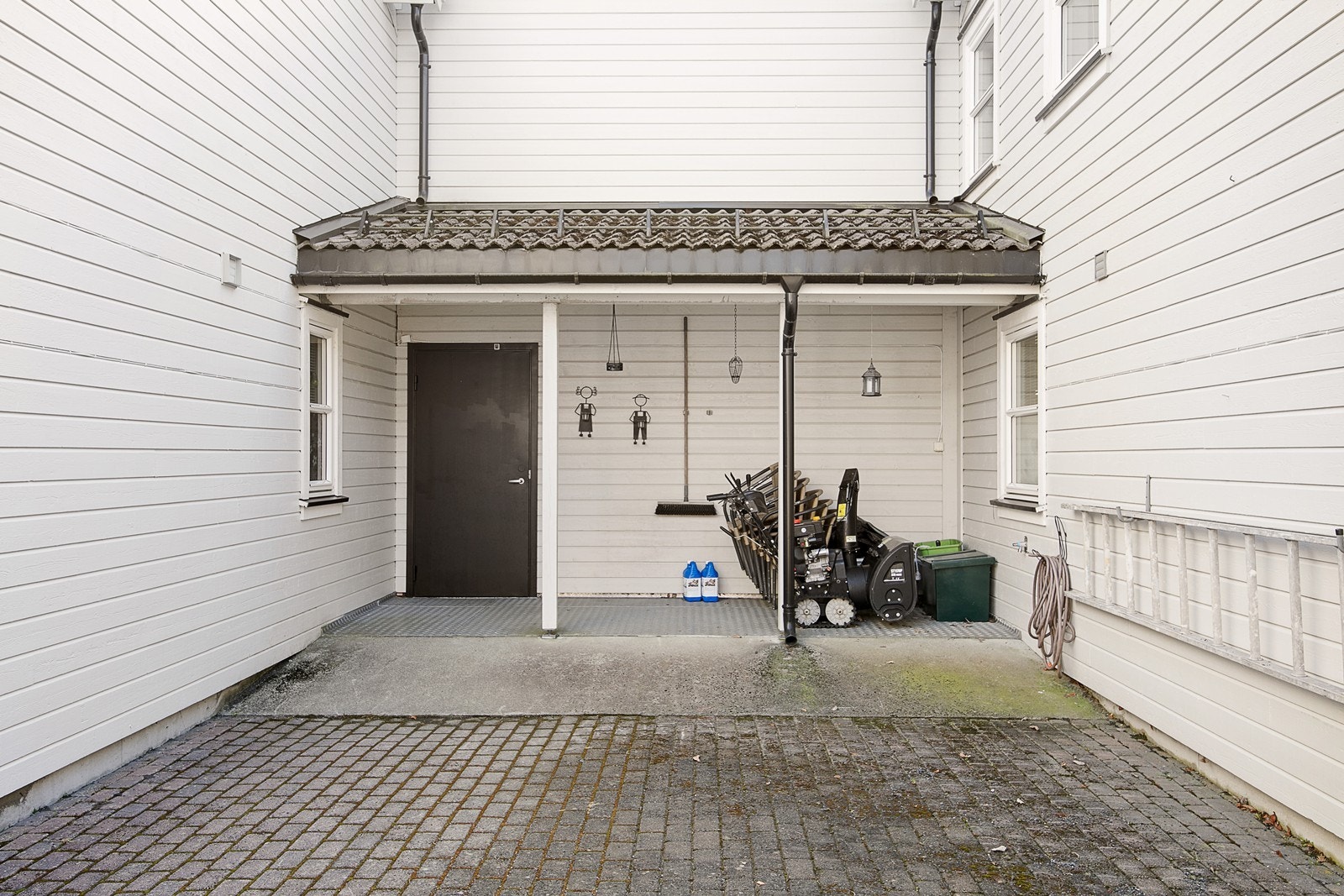Det er heis opp fra bakkeplan, samt en egen trapp på østsiden av leiligheten. Galleribilde