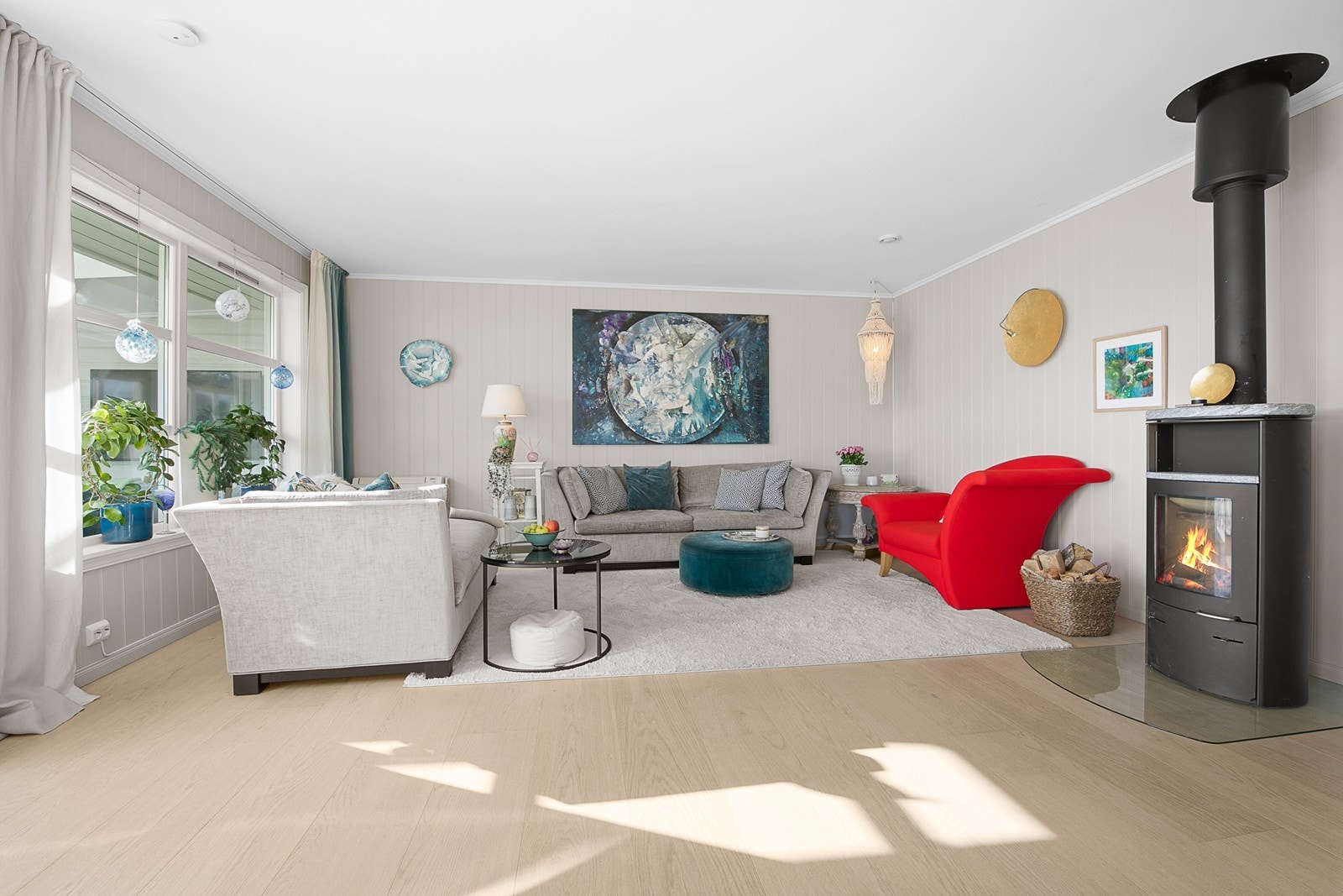 Her er det både varmepumpe og klebersteinsovn. Galleribilde