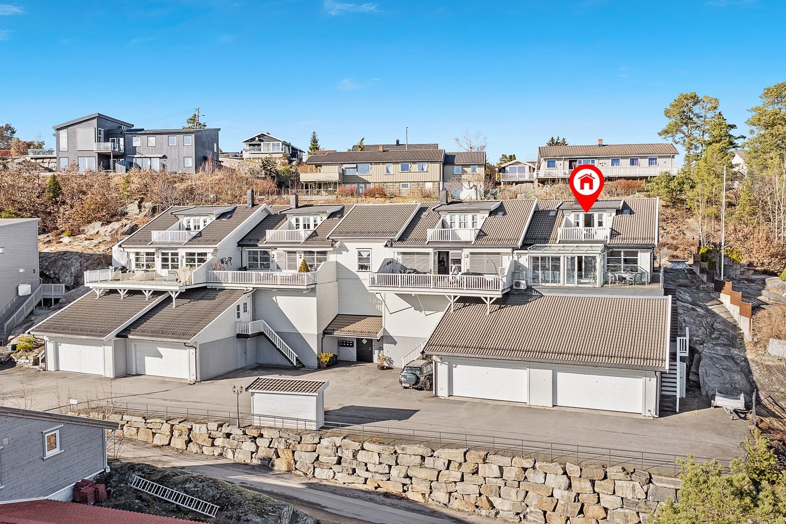 Leiligheten ligger attraktivt til på Helle med spektakulær sjøutsikt til Hellefjorden. Galleribilde