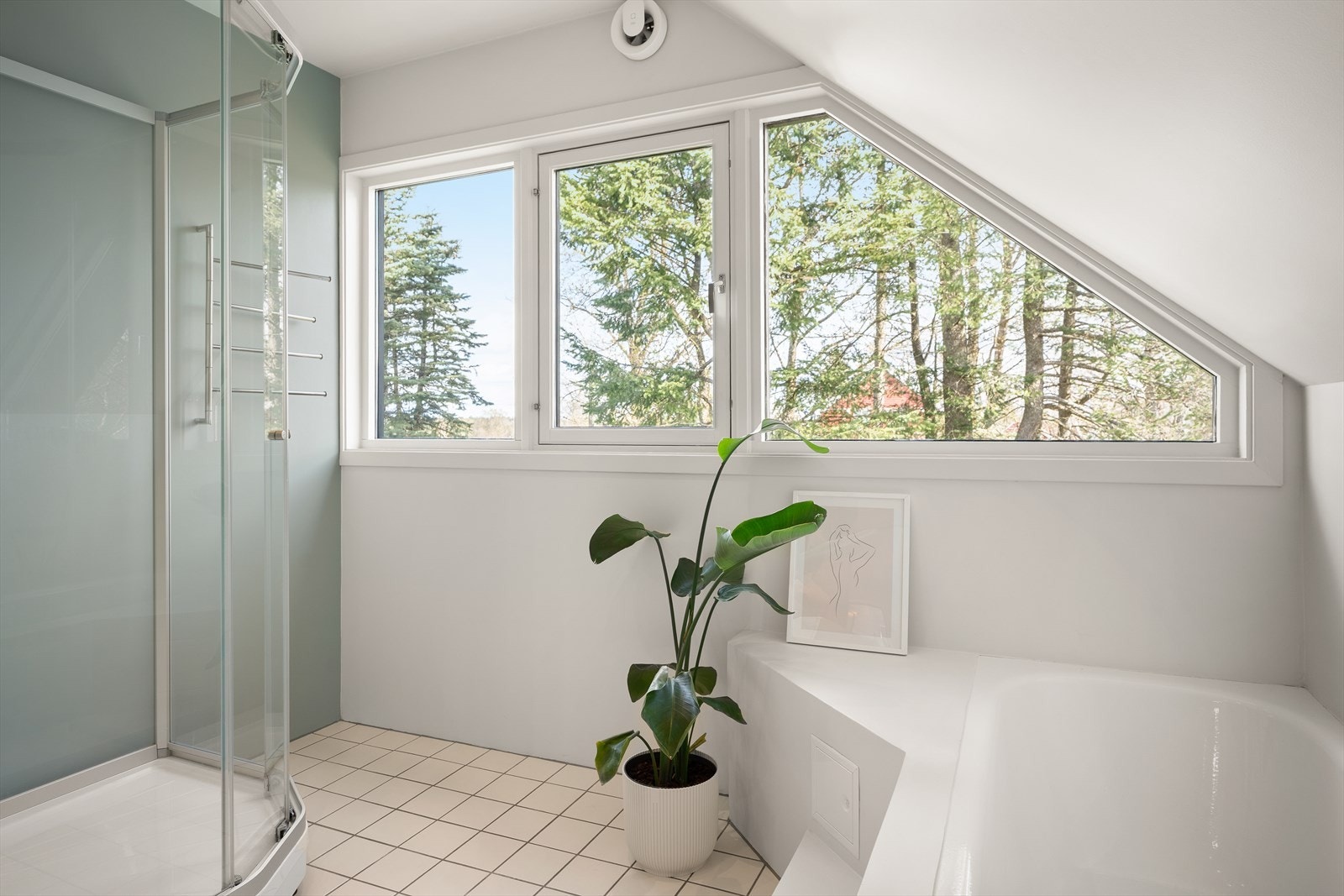 Badet har både dusj og badekar Galleribilde