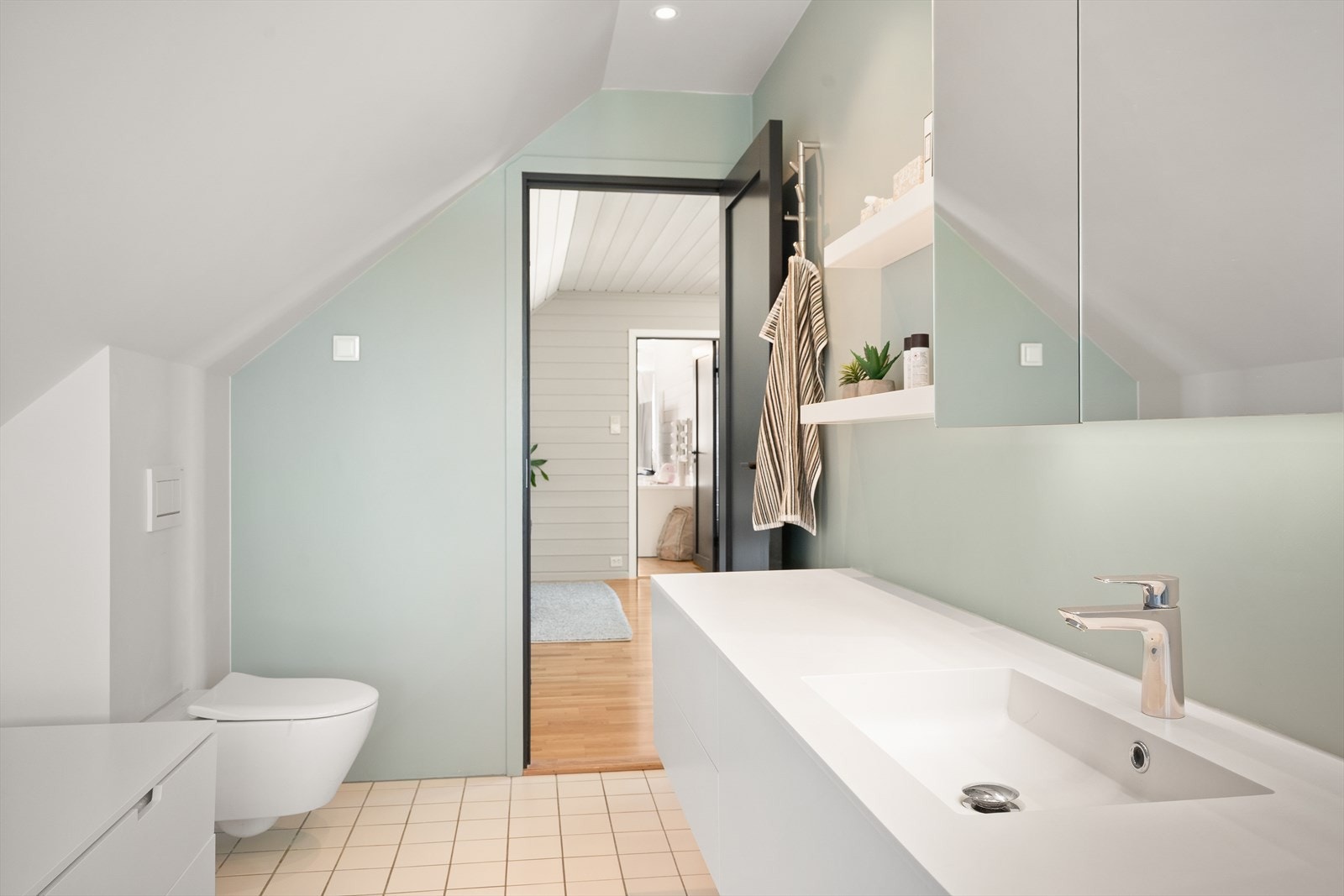 Badet har både dusj og badekar Galleribilde