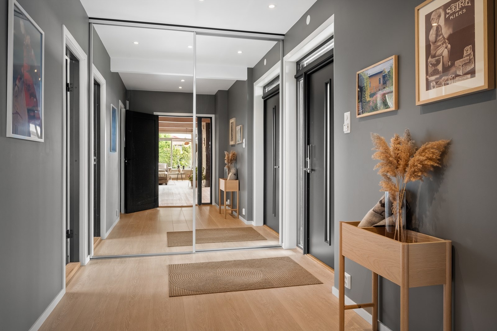 Entré med skyvedørsgarderobe Galleribilde