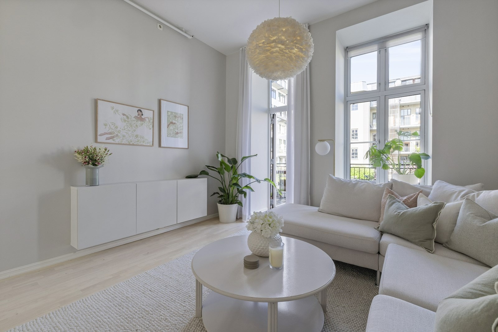 God plass til sofagruppe, TV-seksjon, hyller og annet ønsket møblement. Galleribilde