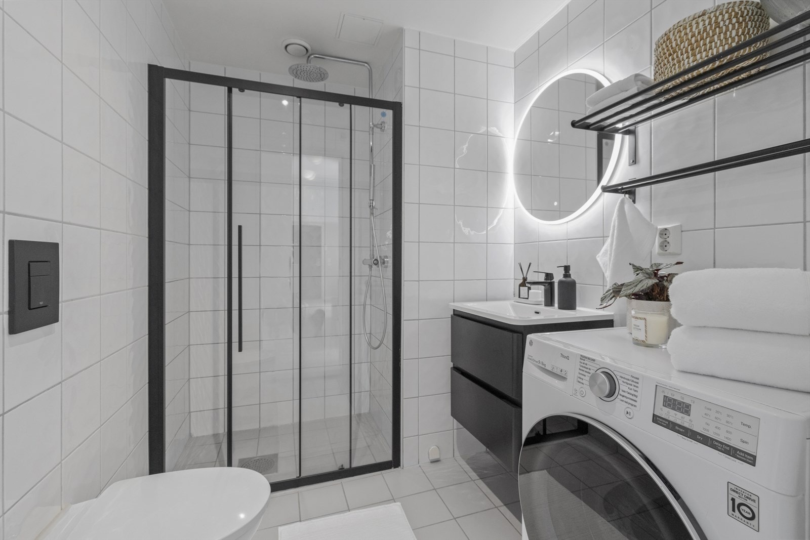 Rørleggerhuset AS installerte de nye baderomsmøbler og Martinsen og Brodahl AS installerte dusjvegg (2022). Galleribilde