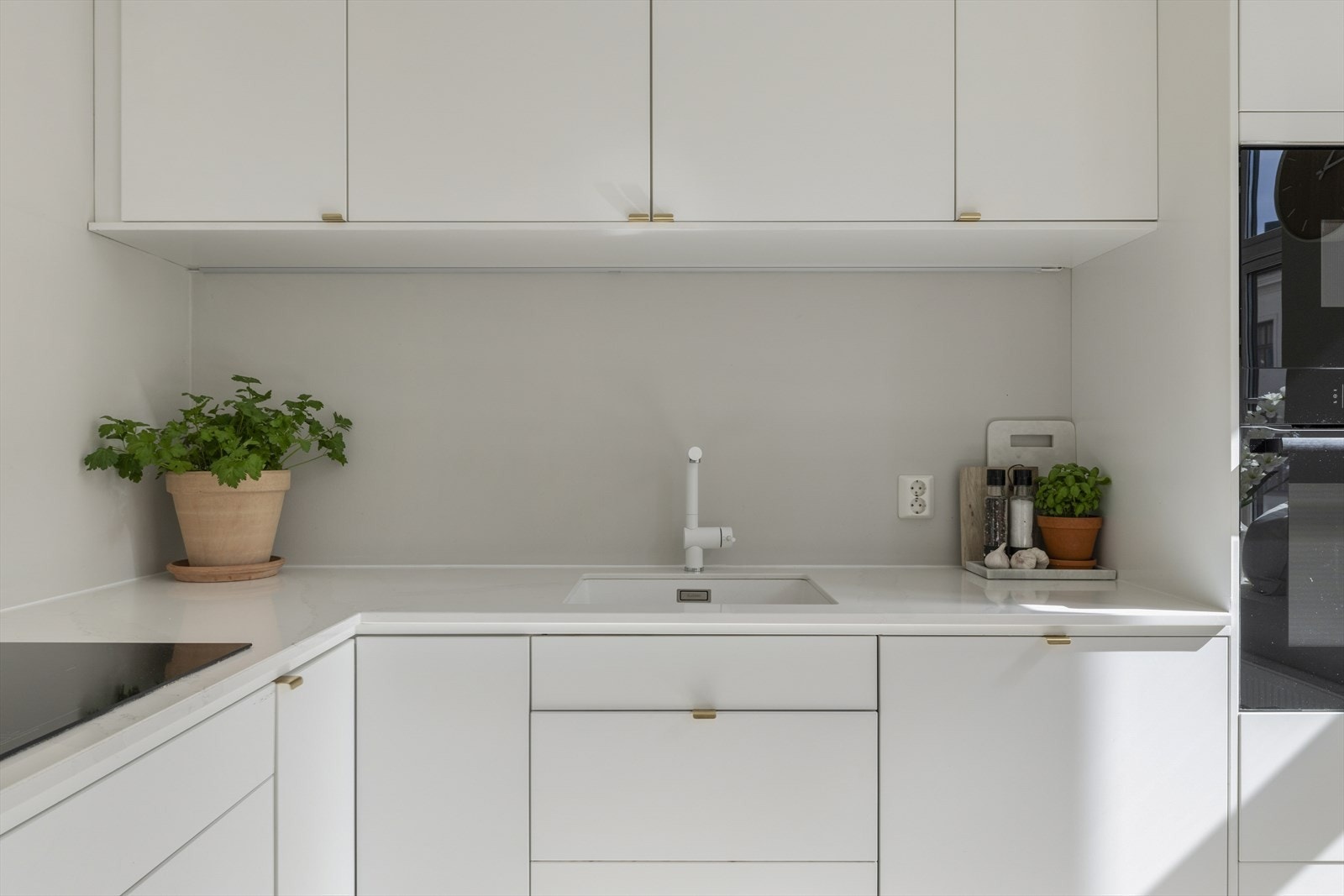 Godt med skap og benkeplass. Galleribilde