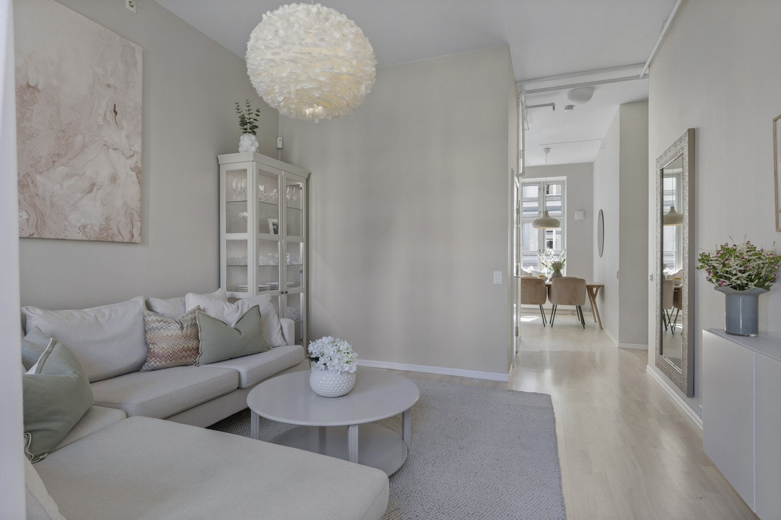 Her får man gjennomgående og fint lys. Praktisk med stor åpning mellom stue og kjøkken. Galleribilde