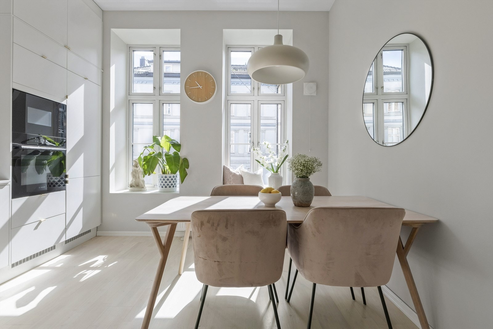 Stort og utrolig fint kjøkken med god plass til spisebord. Galleribilde