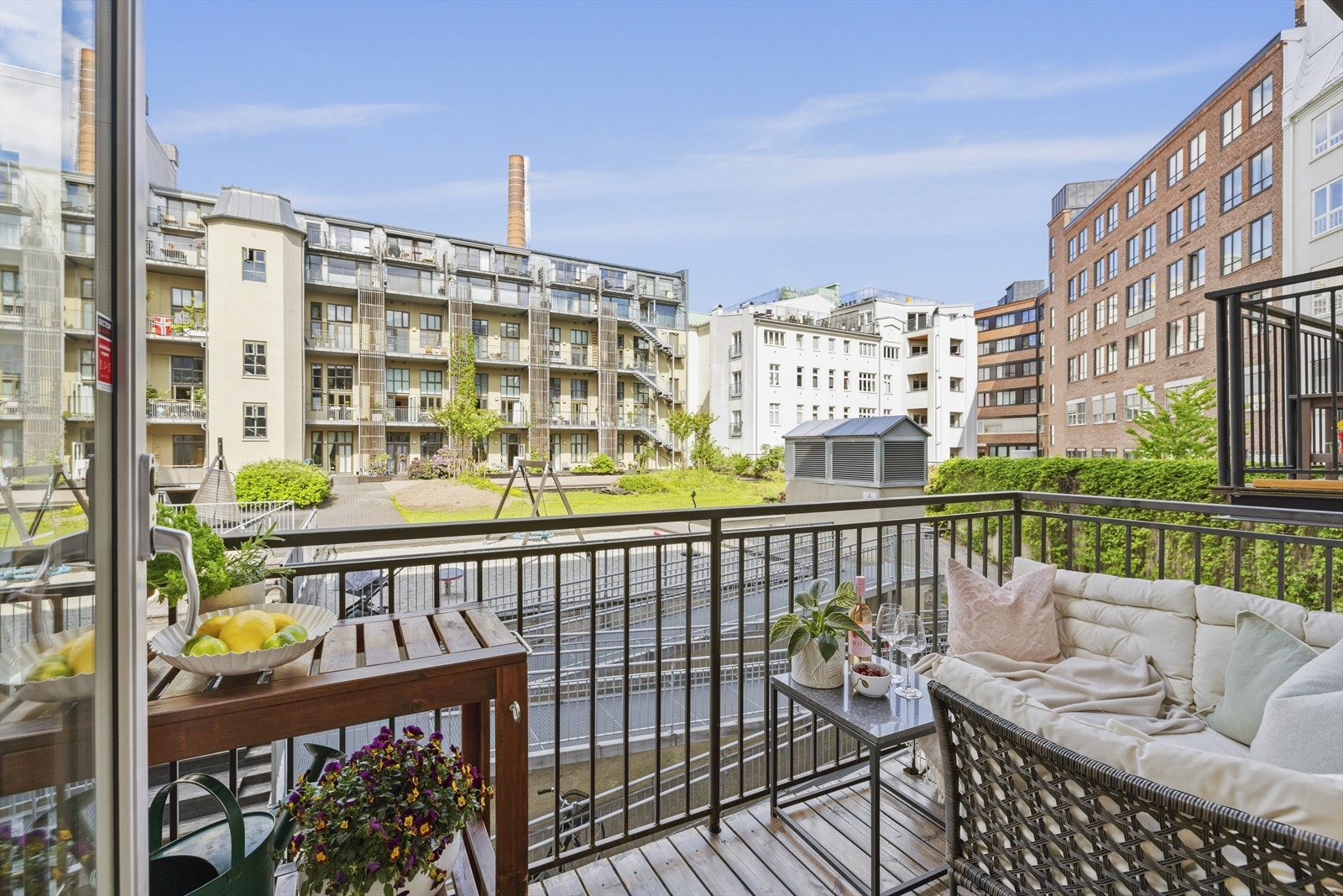 Fra stuen er det utgang til en herlig, vestvendt balkong på ca. 4 kvm. Supre solforhold og hyggelig utsyn over felles gårdsrom. I følge selger er det sol på balkongen fra ca. kl. 14:30-15 til ca. kl. 19:30 (midt på sommeren). Galleribilde