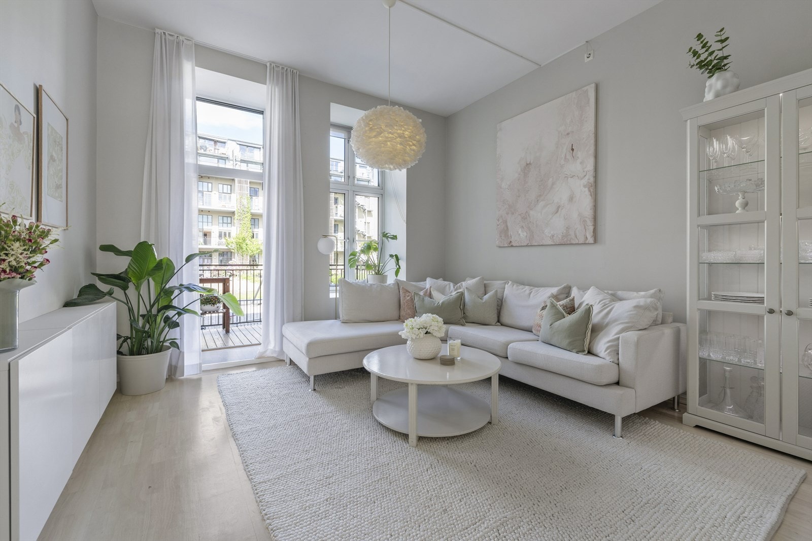 Leiligheten har en utrolig lys og luftig stue med god takhøyde på hele 3,22 meter. I tillegg har man flere store vindusflater og adkomst til balkong som gjør rommet ekstra lyst og hyggelig. Galleribilde