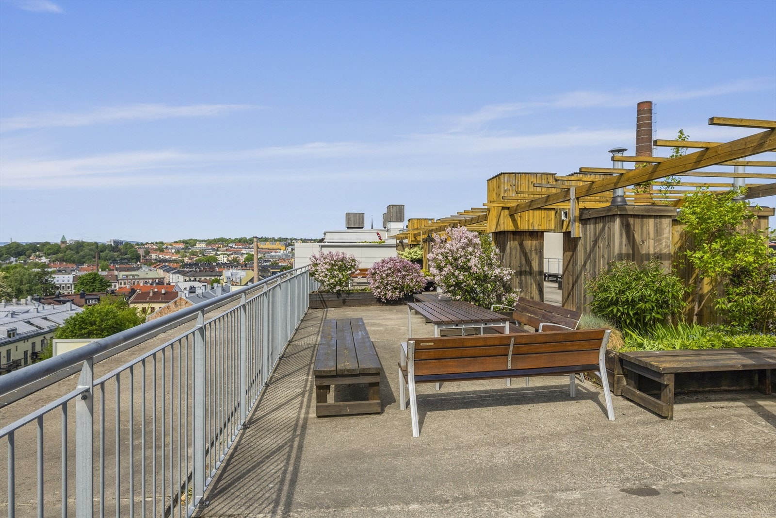 I tillegg har man enkel adkomst til en herlig takterrasse med denne utsikten. Galleribilde