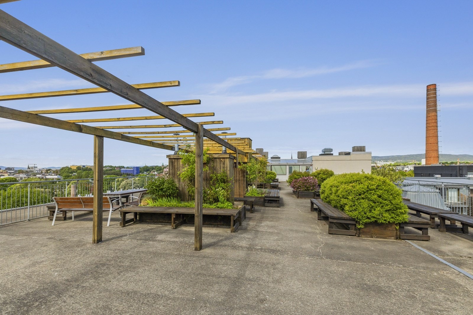 Selgers ord: Vi har også brukt mye tid på takterrassen som har sol hele dagen og nydelig utsikt! Denne MÅ sees. Her kan vi ta en time-out og legge oss i sola når vi ikke har sol på balkongen eller bare vil ta litt egentid. Galleribilde