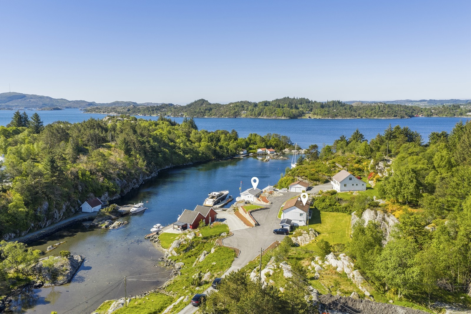 Eiendommen består av enebolig og stort innredet sjøhus med kai/ strandlinje Galleribilde