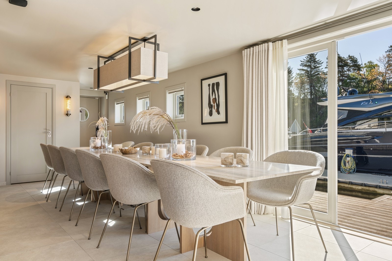 God plass til spisebord i selskapslokalet i naust -Flotte fliser med varme i gulv -Flott belysning og innebygget lydsystem Galleribilde