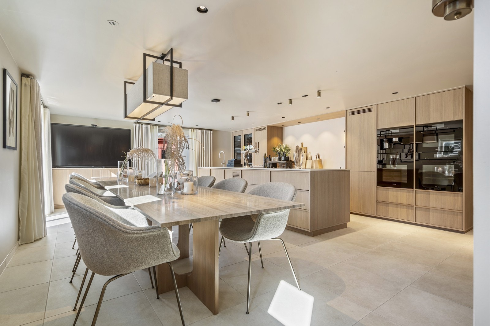 Innredningen i sjøhuset er i en særklasse - Her er ingenting overlatt tilfeldighetene - Plassbygget kjøkken fra Knapphus kjøkkensenter Galleribilde