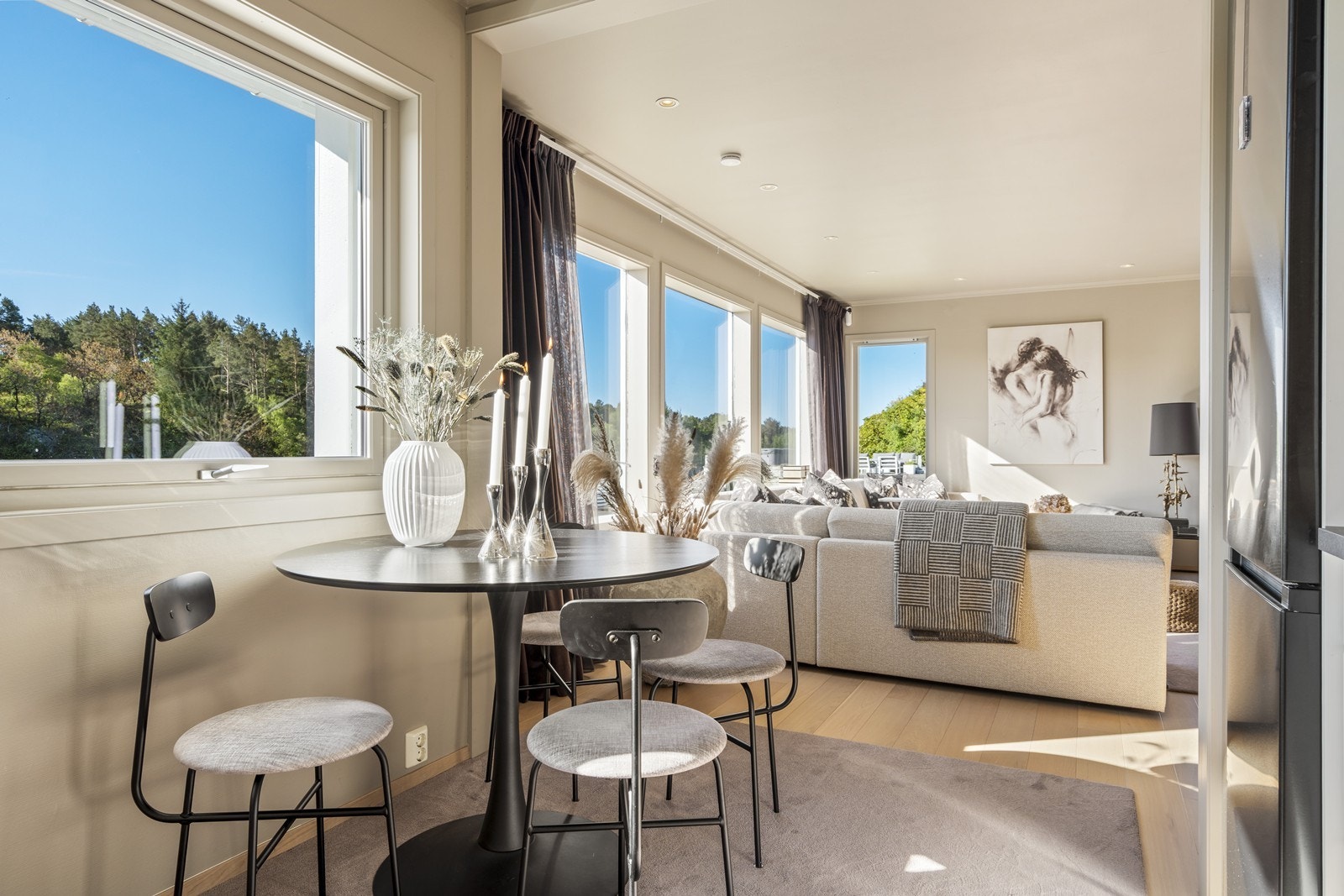 Spisebord på kjøkkenet Galleribilde