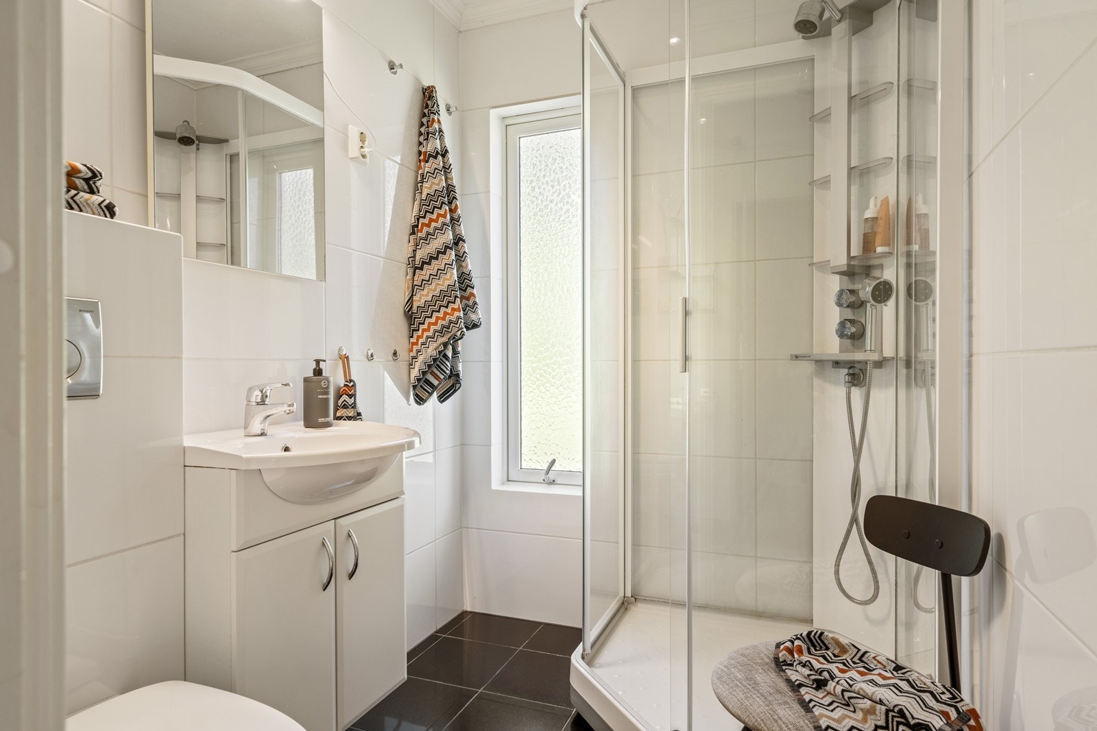 Pent helfliset bad med varmekabler i gulvet Galleribilde