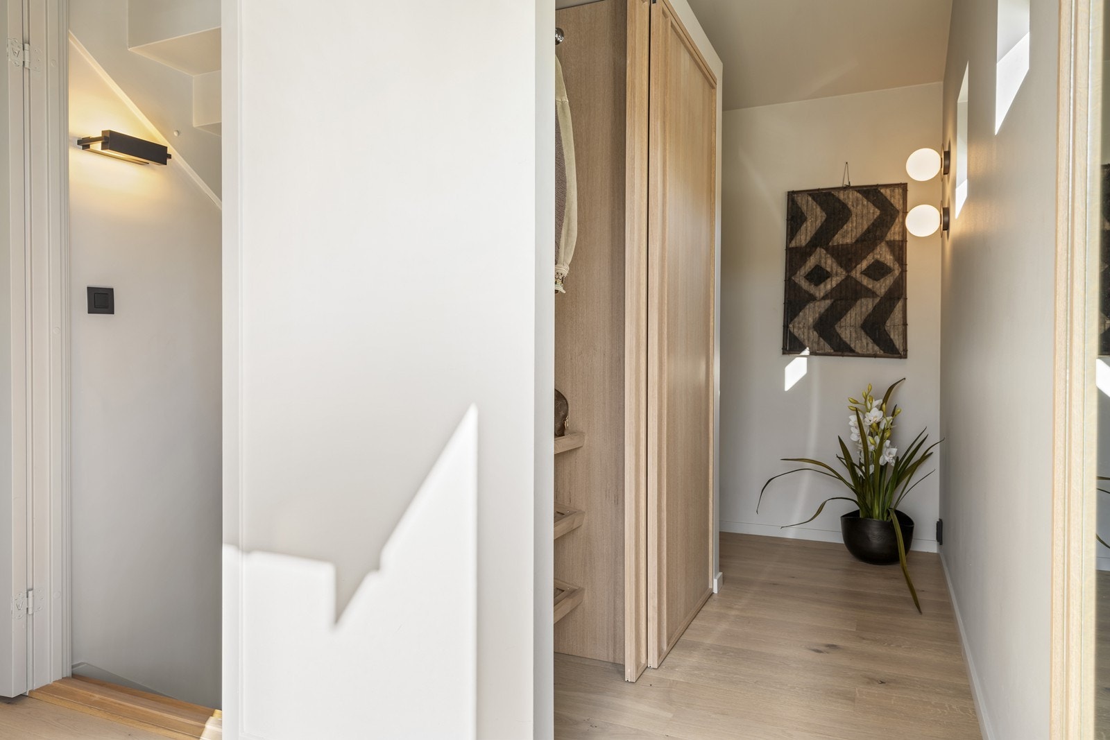 Gangsone i sjøhus - Plassbygget garderobe levert av Knapphus Kjøkkensenter Galleribilde