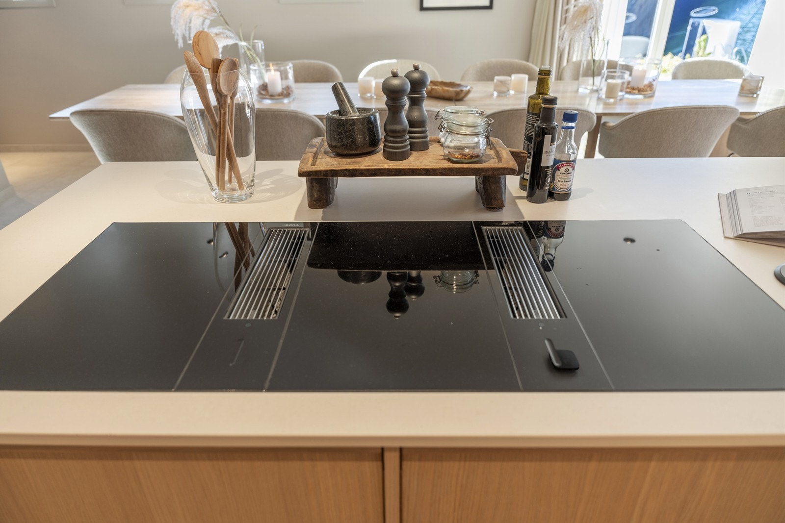 Platetopp med 6 induksjonspunkt og 2 ventilatorer innebygd Galleribilde