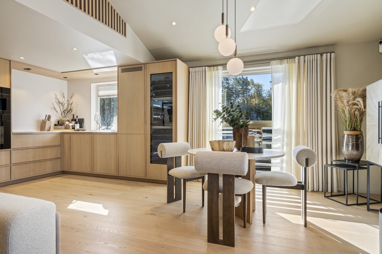 Spiseplass og kjøkkeninnredning i sjøhus -Levert av Knapphus kjøkkensenter - Vinskap Sommelier fra Miele- KWT 2672 ViS Galleribilde