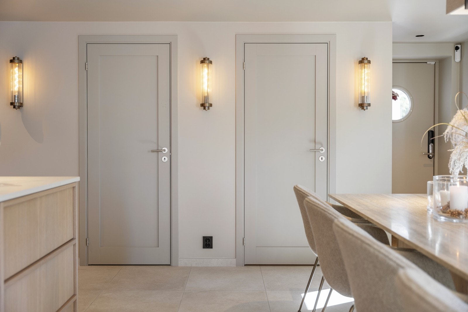 Inngang til gjestetoalett og kott i sjøhus Galleribilde