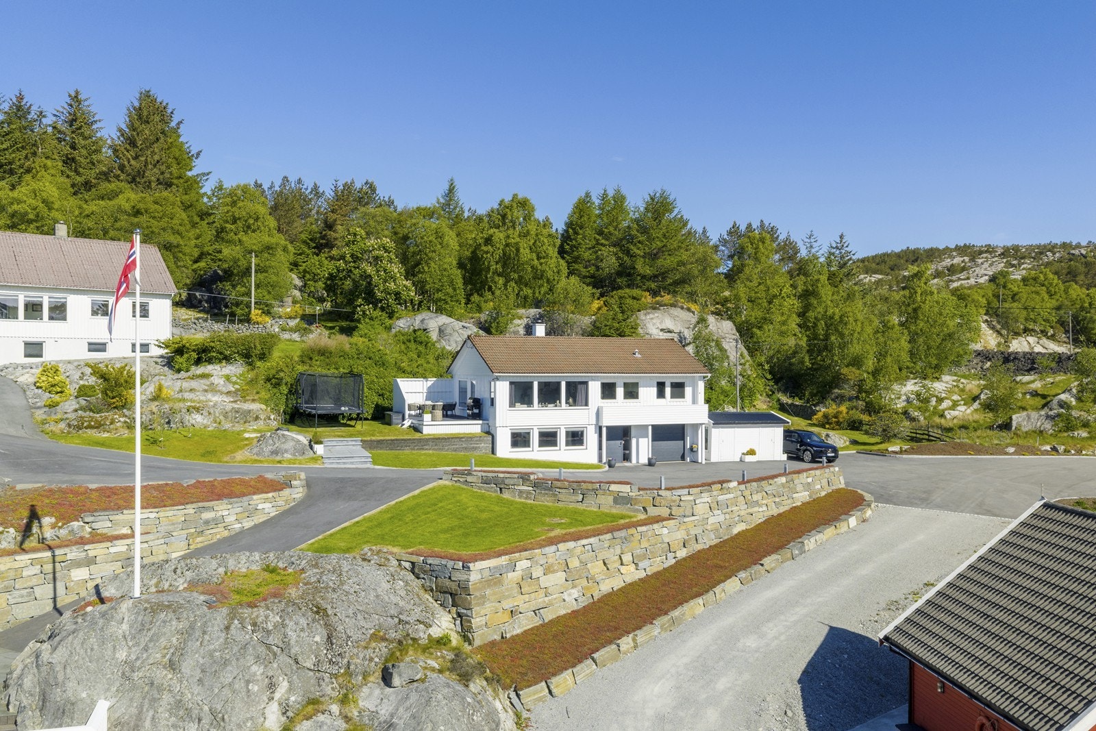 Tomten er betydelig oppgradert i senere tid med natursteinsmurer og flott bedd Galleribilde