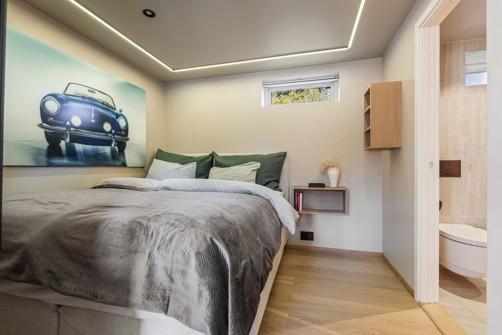 Innredet rom brukt soverom med inngang til eget helfliset bad Galleribilde