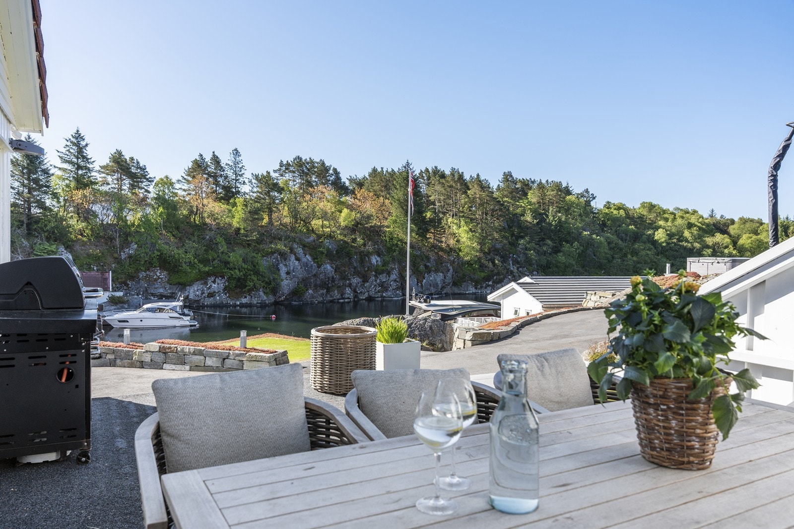 Solrik terrasse med god plass til hagemøbler Galleribilde