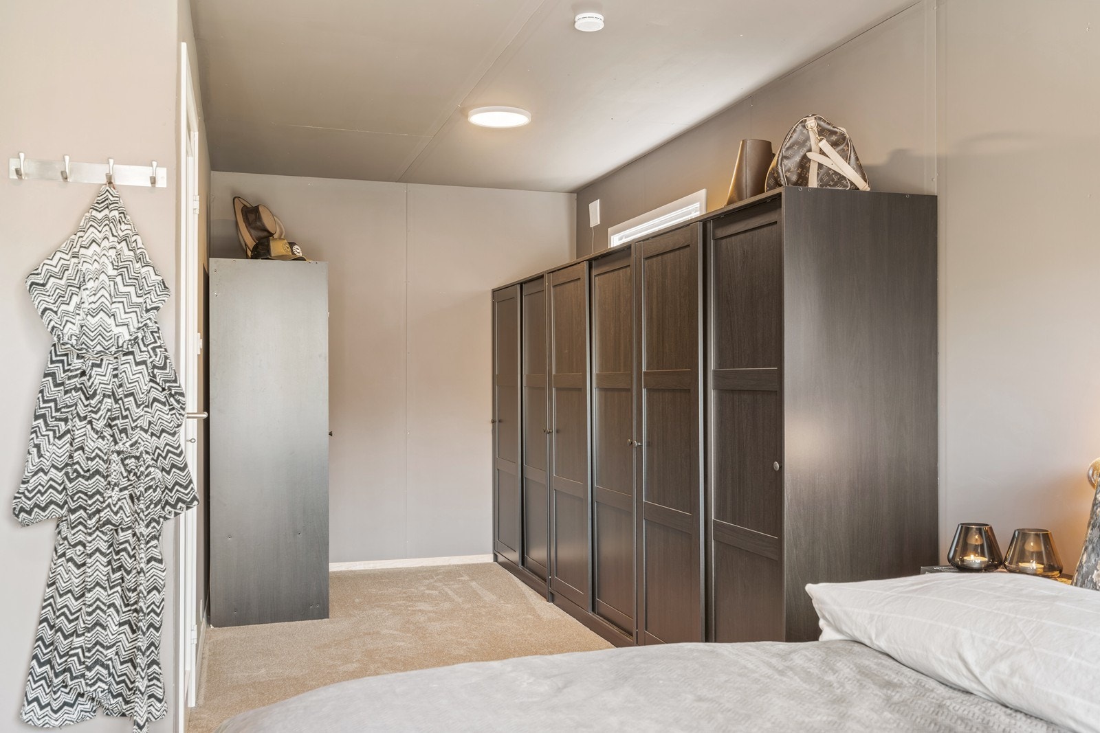 Svært romslig garderobe med god plass til oppbevaring av klær Galleribilde