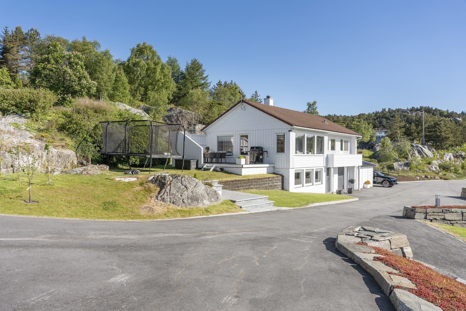 Vestvendt hage og terrasse med gode solforhold Galleribilde