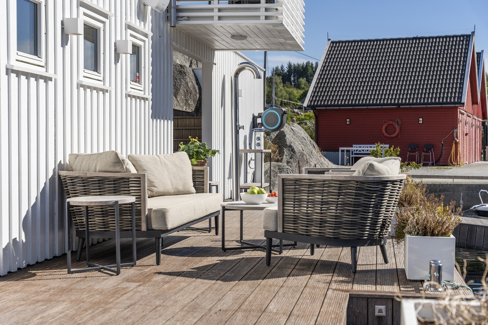 På kaiplan mangler ingenting - Høyttalere, utelys, utedusj, strømsøyle og slangesystem for vasking Galleribilde