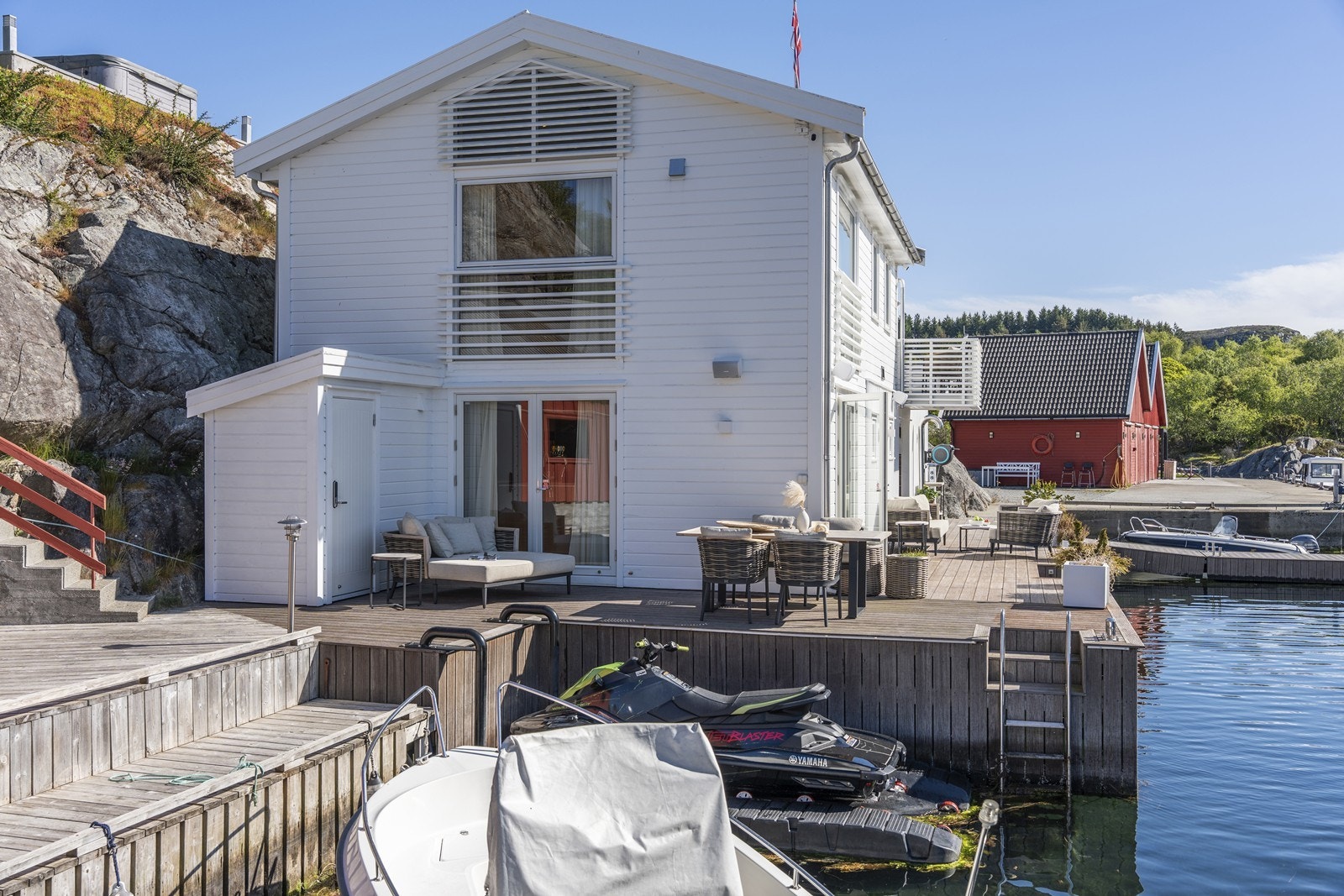 Sjøhus med flytedokk for vannjet Galleribilde