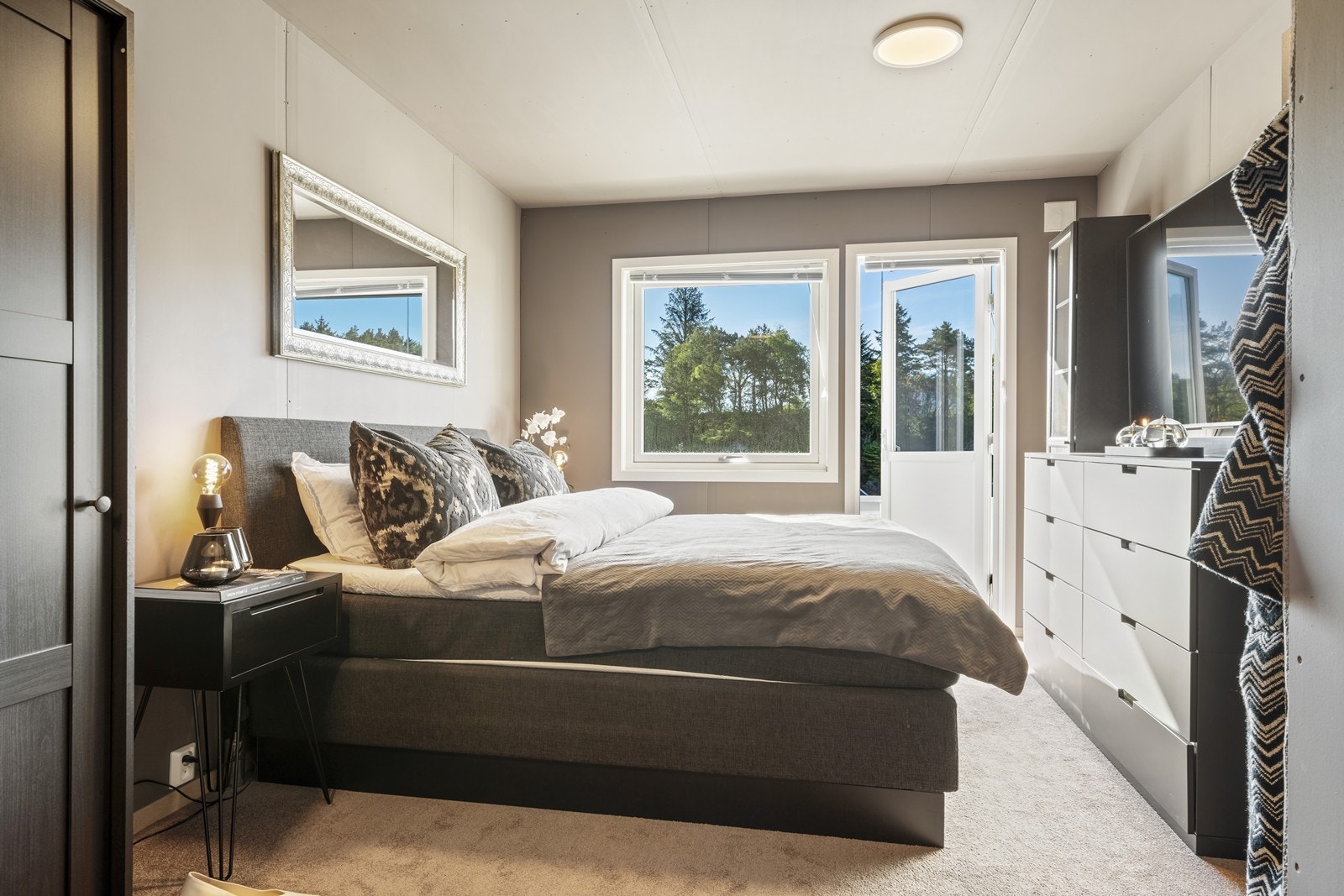 Delikat hovedsoverom med god plass til dobbelseng og tilhørende nattbord Galleribilde