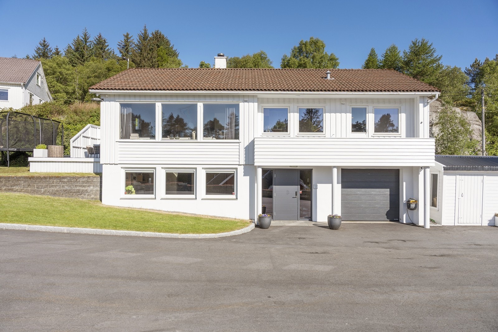 Gode parkeringsmuligheter i egen garasje og i eget gårdsrom Galleribilde