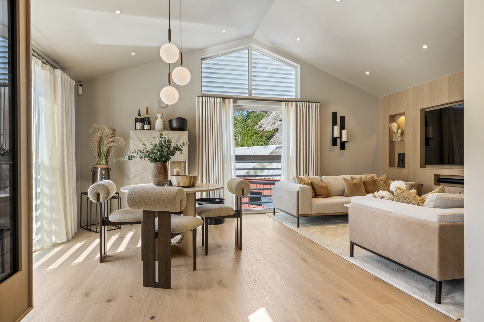 Stue i sjøhusets hovedetasje - Særdeles påkostet med plassbygde løsninger Galleribilde