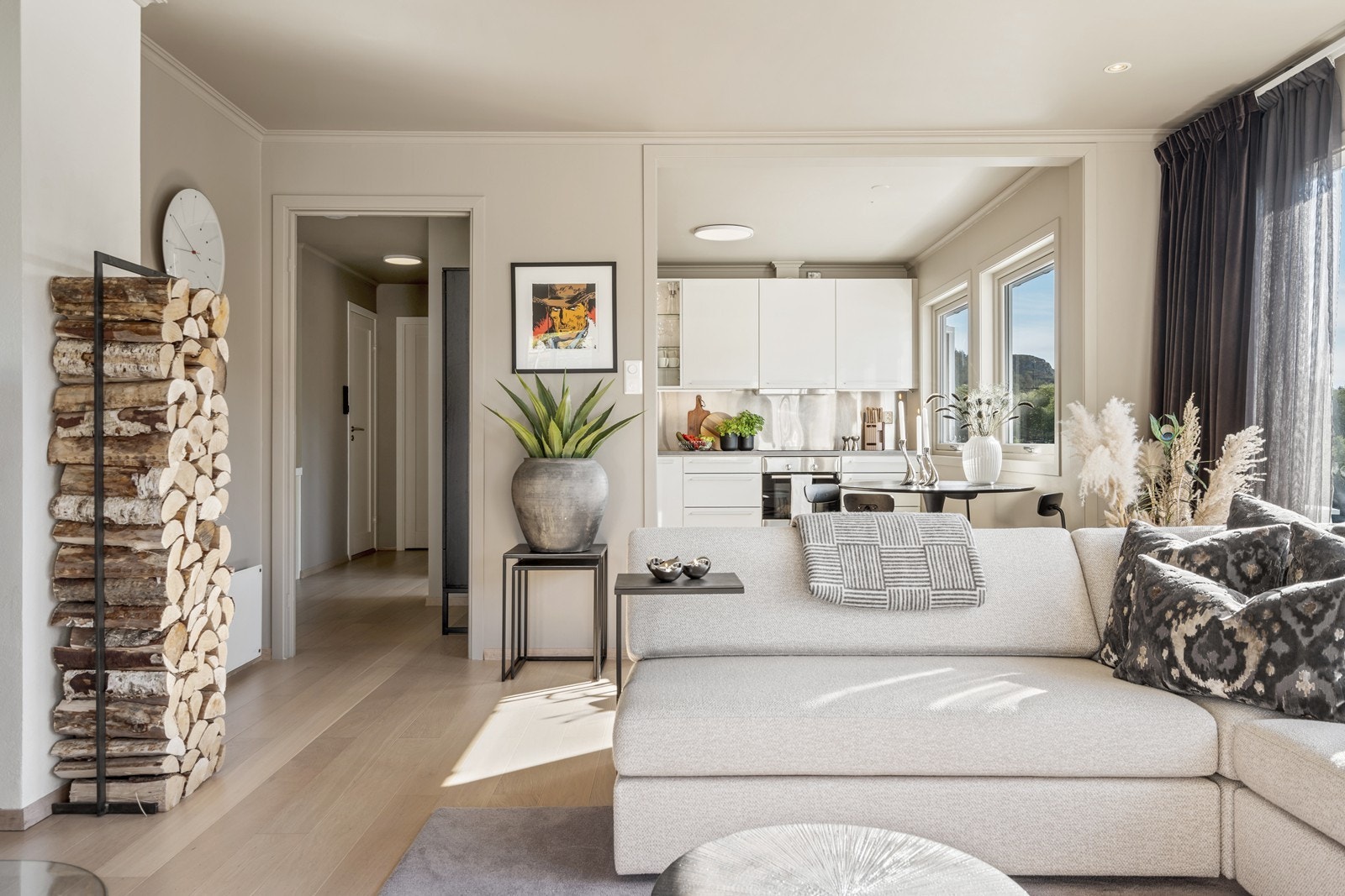 Åpen løsning mellom stue og kjøkken Galleribilde