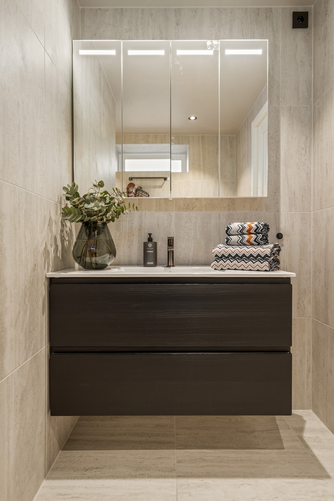 Påkostet og helfliset bad med varmekabler i gulvet Galleribilde