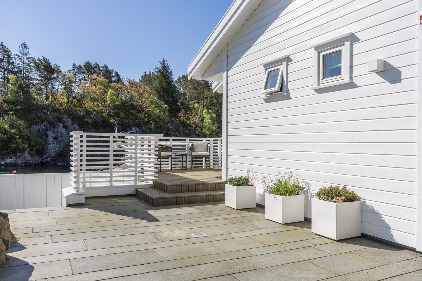 Terrasse/ uteplass ved sjøhuset - Her nytes solen om ettermiddagen Galleribilde