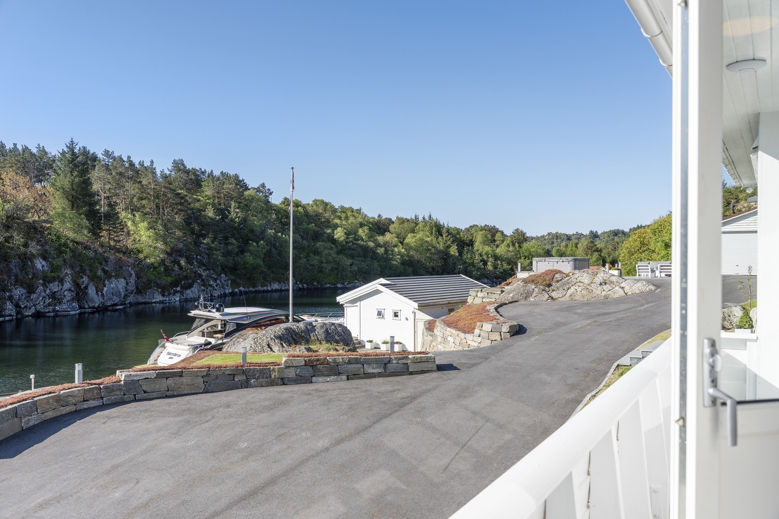 Herlig sjøutsikt fra stuen Galleribilde