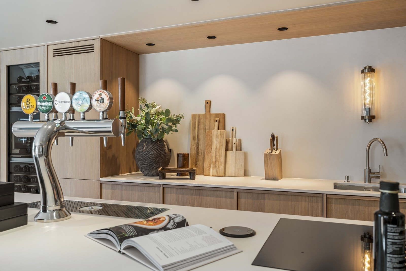 Tappetårn med avrenning og glasskyller Galleribilde