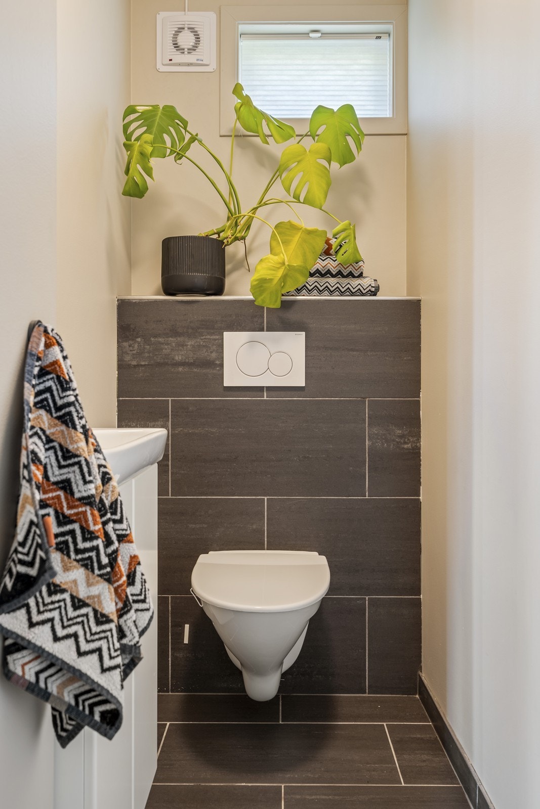 Gjestetoalett med flislagt gulv Galleribilde