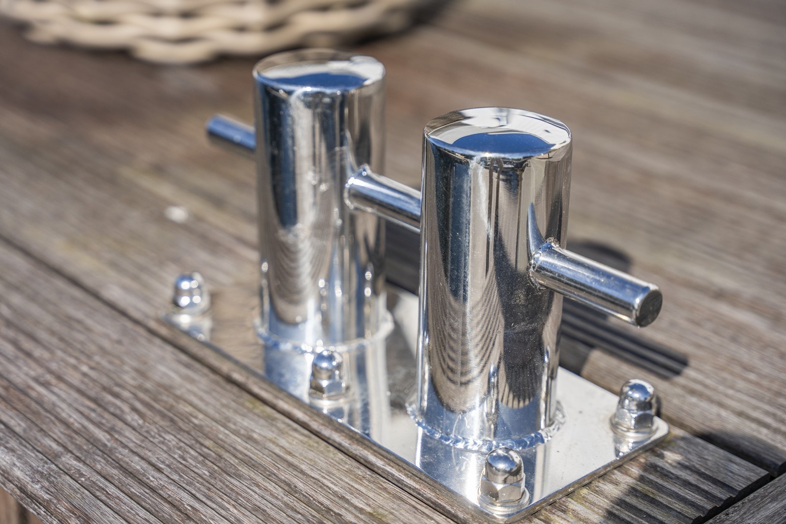 Rikelig med syrefaste pullerte på hele kaiområdet Galleribilde