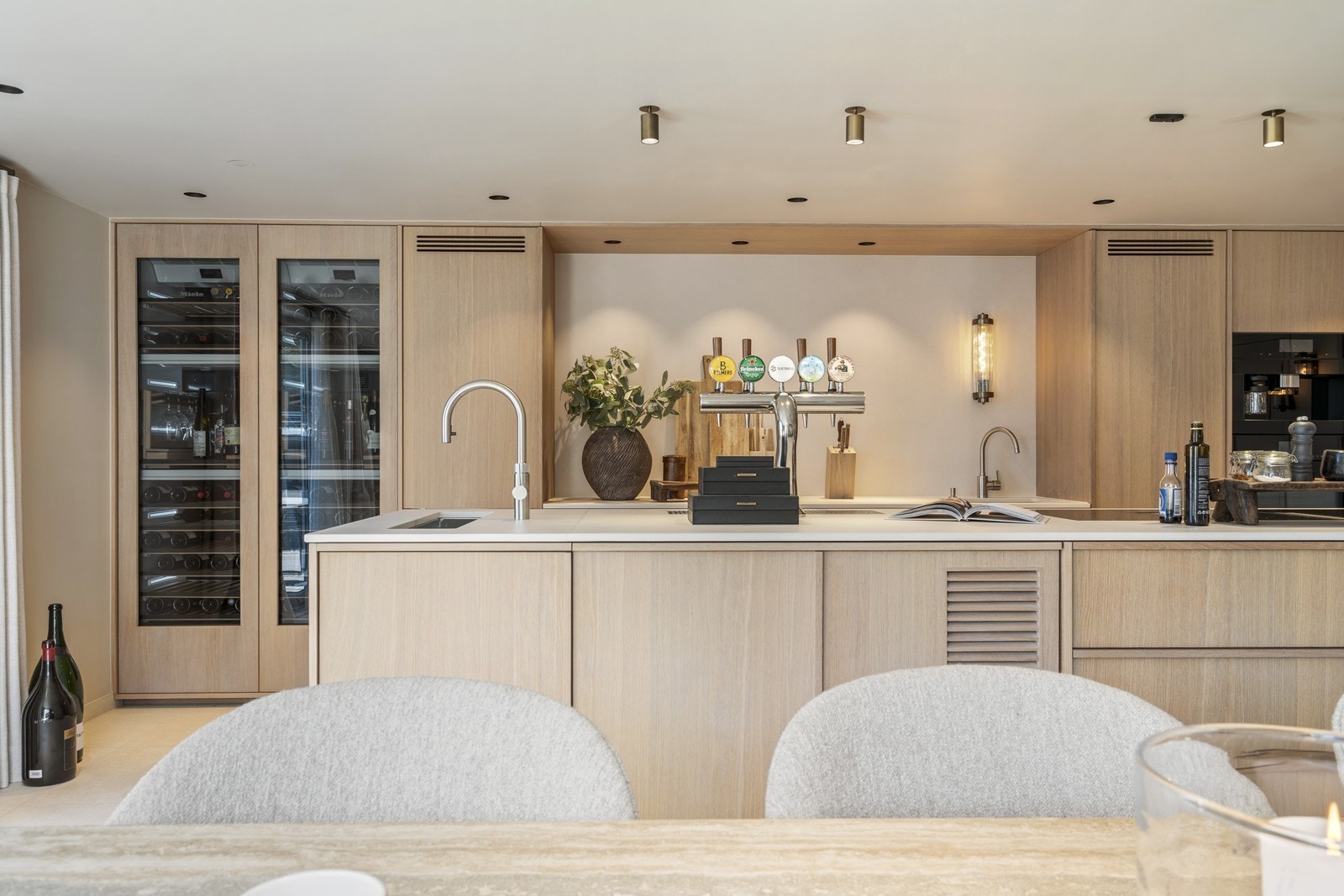 Kjøkkenet er utstyrt med det ypperste som er på markedet. Doble vinskap, Quooker kran, Tappetårn med avrenning og glasskyller m.m Galleribilde