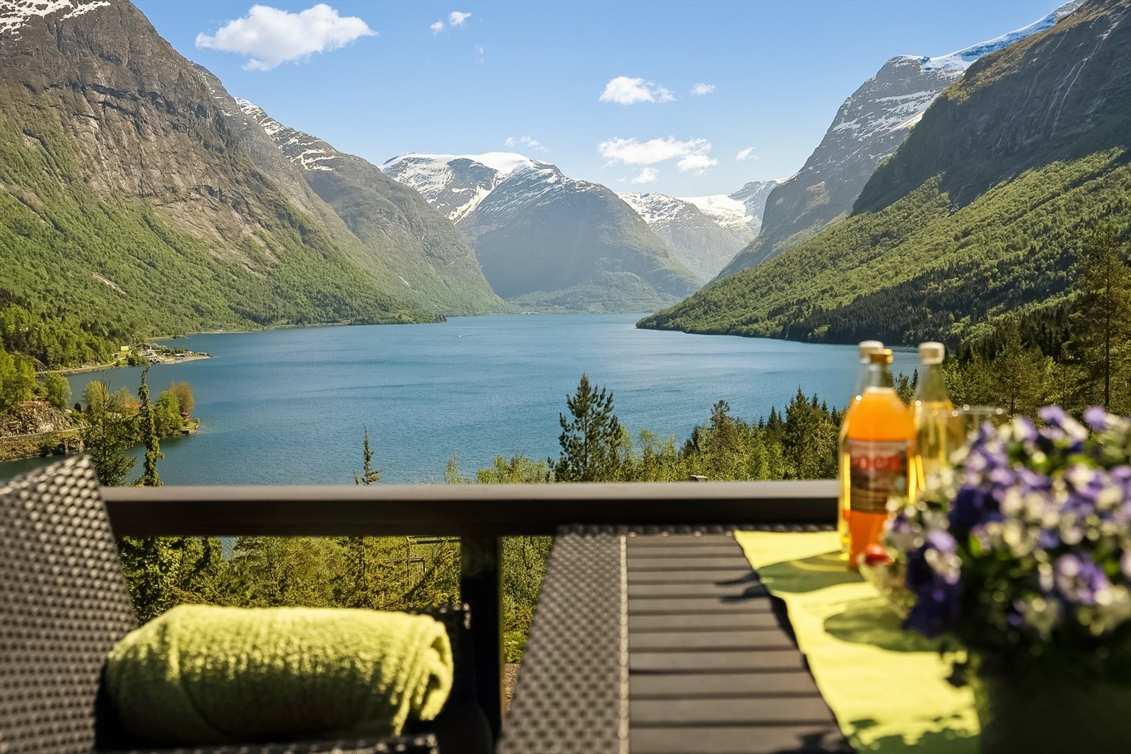 Her kan du nyte vakker utsikt innover Lovatnet, og verkeleg kjenne roen senke seg i nasjonalromantisk atmosfære. Galleribilde