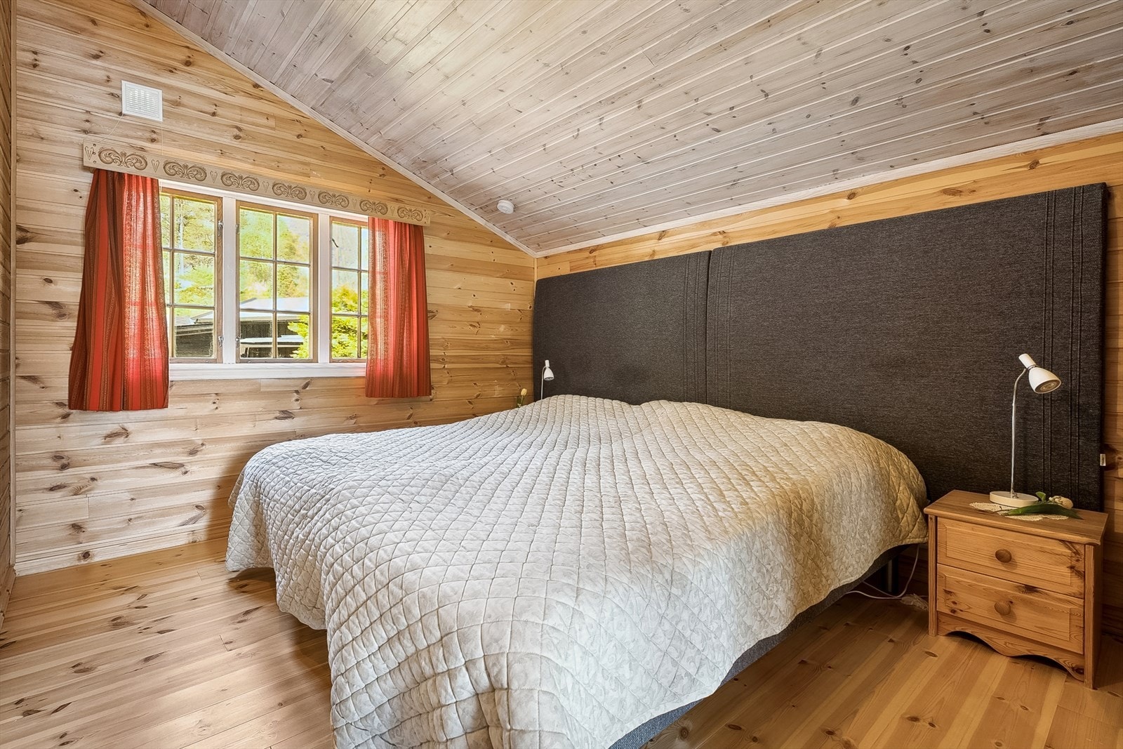 Med mange soverom og sengeplassar, er det kjekt å ha moglegheiten til å kunne samle alle ein er glad i på hytta. Galleribilde