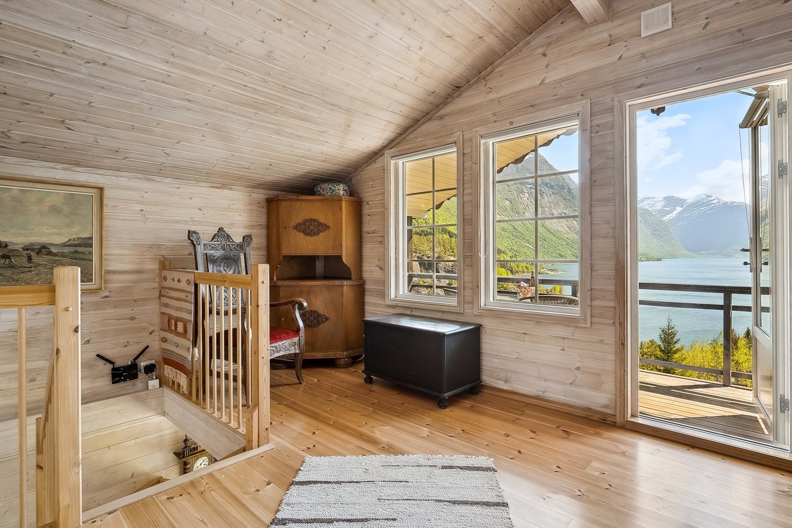 Vidare opp i 2. etasje finn vi ei loftstove med utgang til balkong, ytterelegare to soverom og toalettrom. Galleribilde